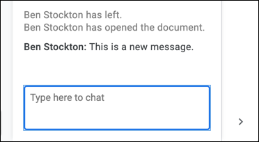 Ejemplo de notificaciones en el chat del editor de Google Docs, que muestran un editor cerrando y volviendo a abrir un documento.