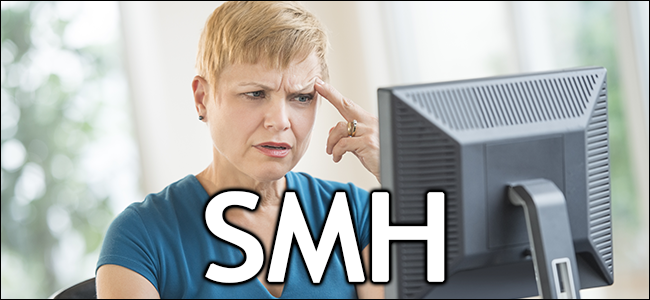 Una mujer mira confundida en su computadora.