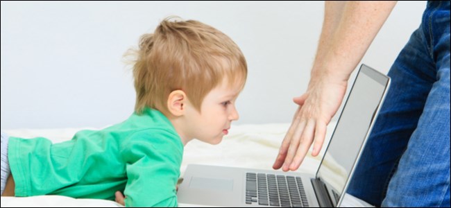 Niño bloqueado desde la computadora portátil