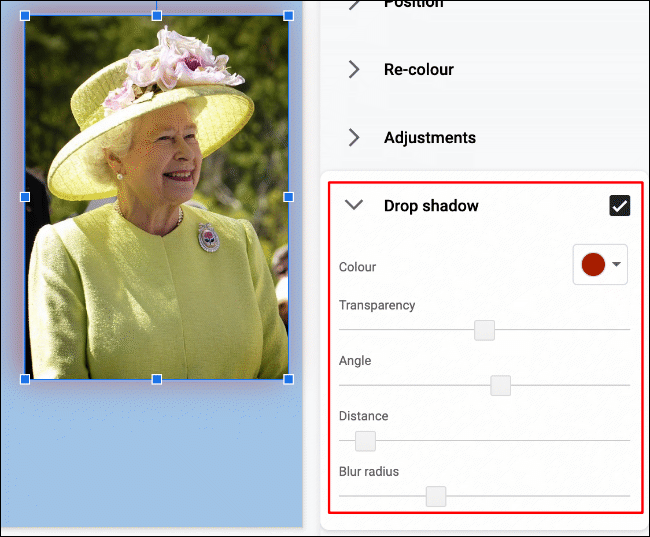 Una imagen de la reina Isabel II en Google Slides, con una sombra modificada aplicada