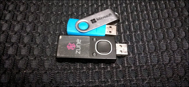 Un par de unidades USB de la marca Zune y Microsoft