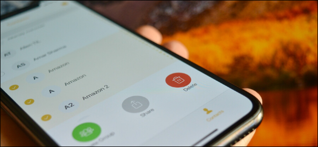 Usuario eliminando varios contactos a la vez en iPhone
