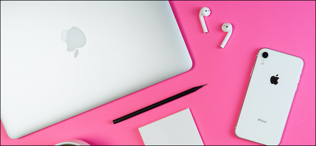 Apple AirPods junto a un iPhone y MacBook