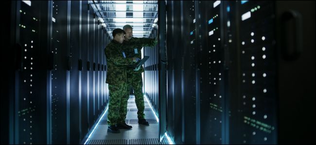 Dos hombres con uniformes militares en un centro de datos.