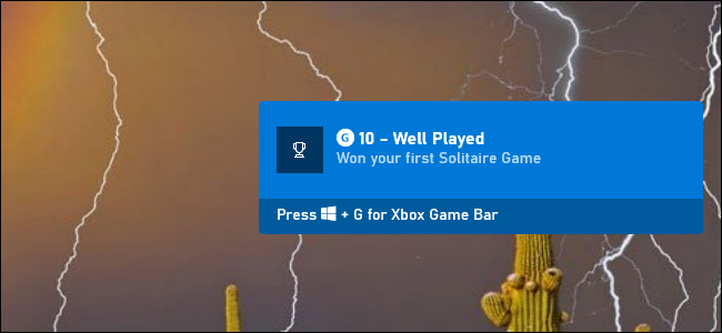 Una notificación de logros de Xbox para Microsoft Solitaire en Windows 10.