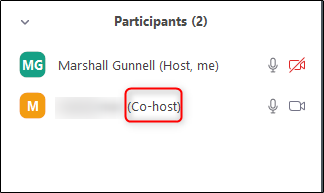 El coanfitrión aparecerá junto al nombre del participante.