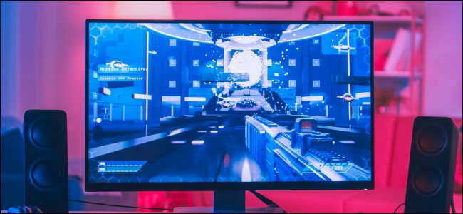 Un monitor de computadora de escritorio con un juego de PC.