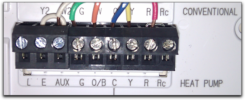 Un termostato típico de bajo voltaje, con varios cables pequeños de diferentes colores.