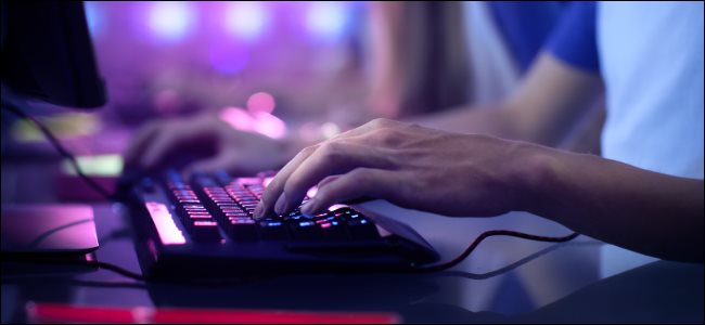 Una mano sobre un teclado para juegos.