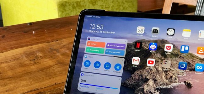 iPad Pro que muestra los widgets de la vista Hoy en la pantalla de inicio