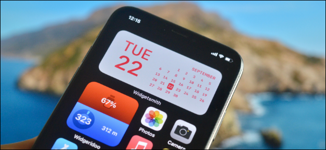 Usuario de iPhone que crea un widget personalizado para la pantalla de inicio