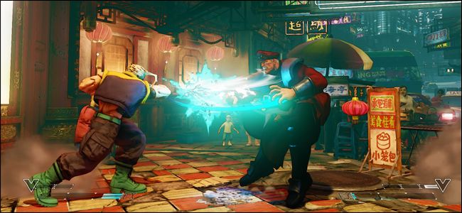 Una captura de pantalla de "Street Fighter" que muestra a un personaje golpeando a otro.