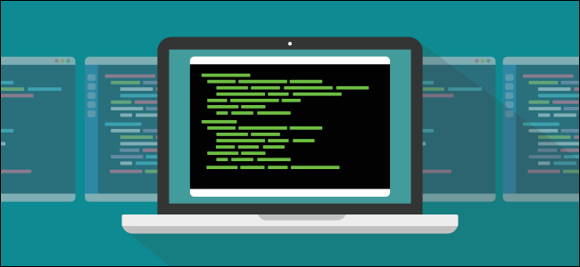 Imagen conceptual de un terminal Linux lleno de texto en un portátil.