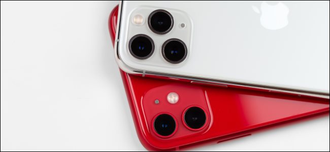 Un iPhone 11 rojo y un iPhone 11 Pro plateado.