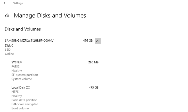La pantalla "Administrar discos y volúmenes" en la aplicación Configuración de Windows 10.