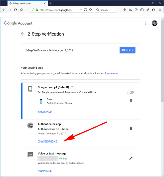 Página web de verificación en dos pasos de Google con la opción "Cambiar teléfono" señalada.