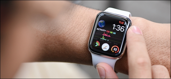 Persona que usa su Apple Watch con complicaciones