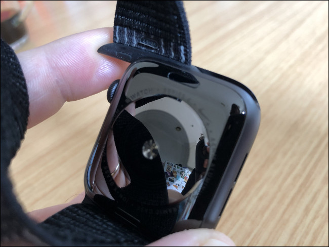 Vuelva a montar el Apple Watch volviendo a colocar la correa