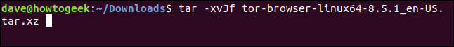tar -xvJf tor-browser-linux64-8.5.1_en-US.tar.xz en una ventana de terminal