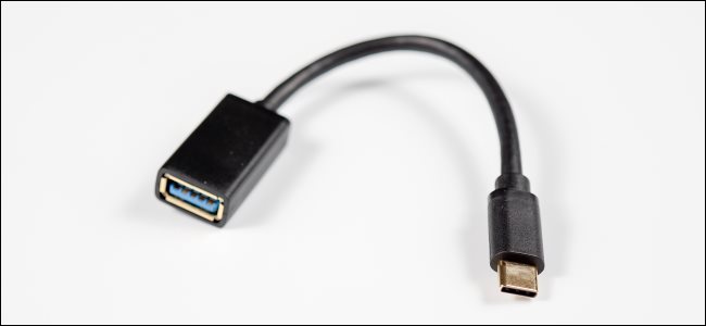 Un adaptador USB-Tipo-A a USB-Tipo-C.