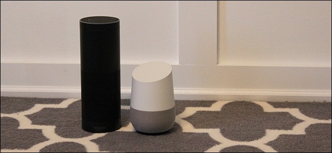 Un Amazon Echo y un Google Home uno al lado del otro