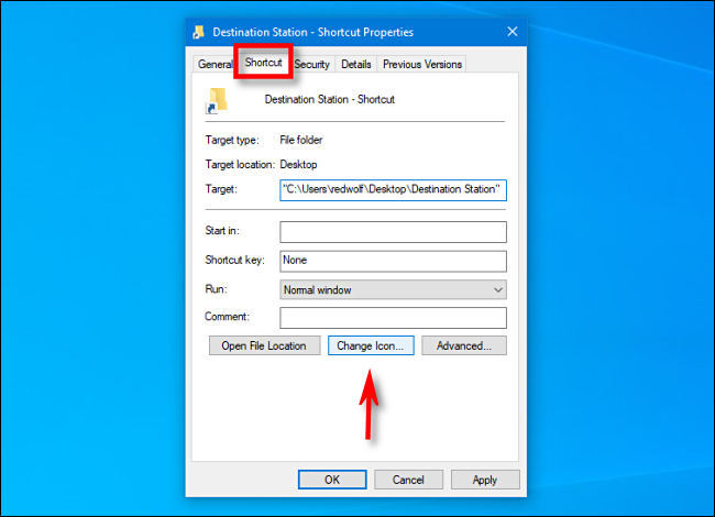 En la ventana "Propiedades", seleccione la pestaña "Acceso directo" y haga clic en "Cambiar icono" en Windows 10.