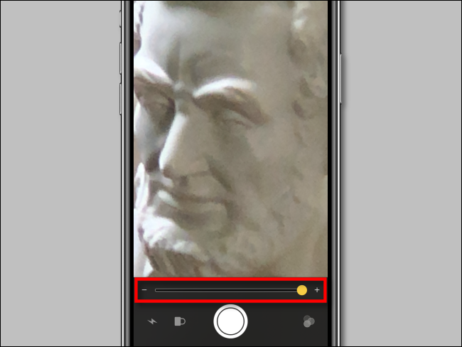 Usar el control deslizante de zoom en Lupa en iPhone