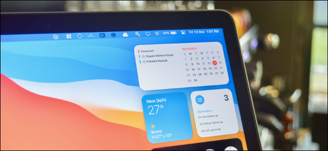 Usuario de Mac que usa widgets en macOS Big Sur