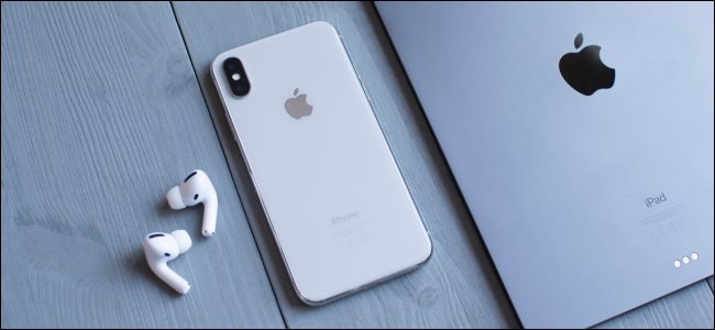 AirPods junto a un iPhone y iPad