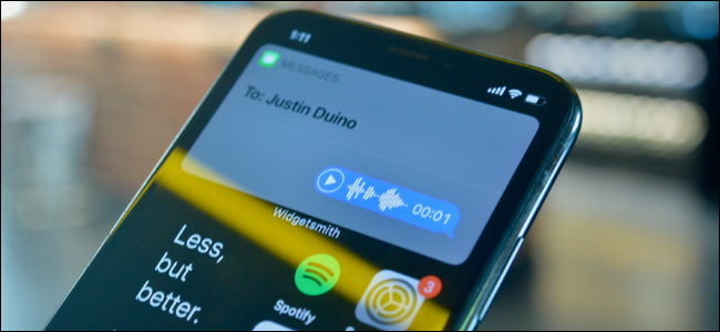 Usuario de iPhone enviando un mensaje de voz usando Siri