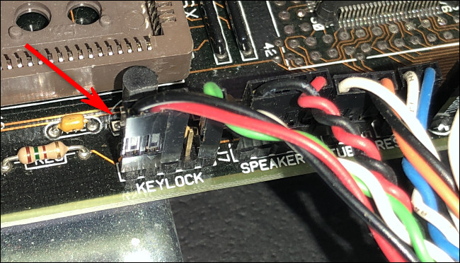 Un conector de bloqueo de llave en una placa base 386.