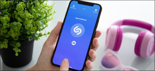 Una persona que usa la aplicación Shazam en un iPhone