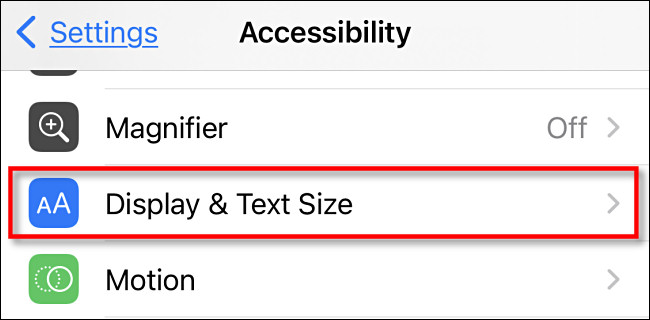 En la configuración de accesibilidad del iPhone, toca "Tamaño de pantalla y texto".