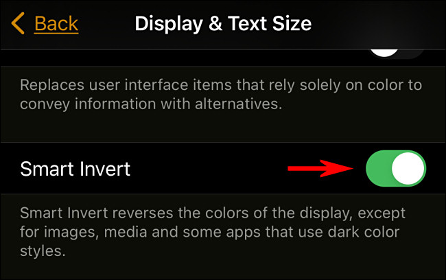 En la configuración del iPhone, toque el interruptor junto a "Smart Invert" para activarlo.