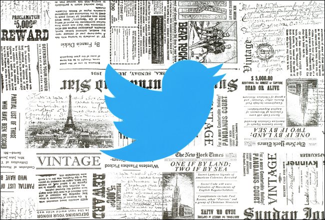 El logo de Twitter sobre algunos periódicos antiguos.