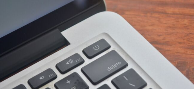 Un MacBook Pro polvoriento y cansado resaltando el botón de encendido