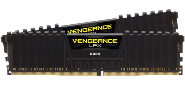 Dos memorias RAM DDR4 con difusores de calor negros.