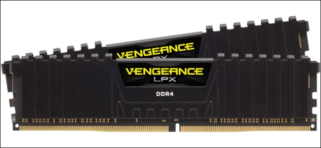 Dos palos de RAM DDR4 con esparcidor de calor negro.