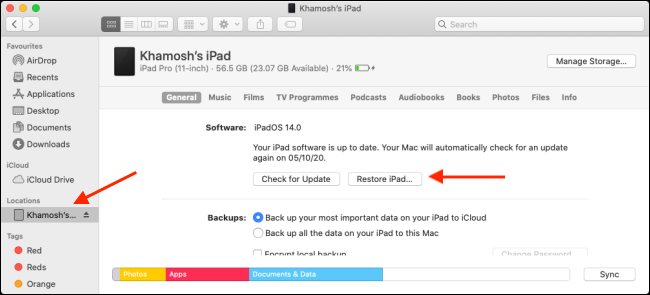 Haga clic en su dispositivo en la barra lateral, presione Opción y luego haga clic en "Restaurar iPad".