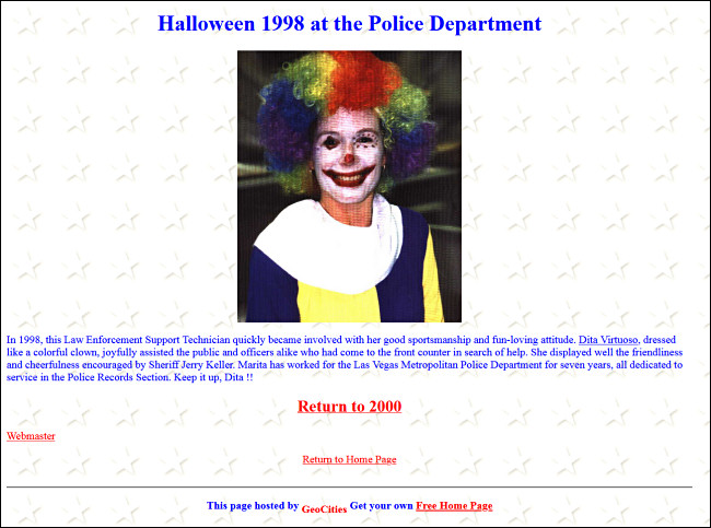 Actualización del sitio web de un departamento de policía con un empleado vestido con un disfraz de payaso para Halloween. 