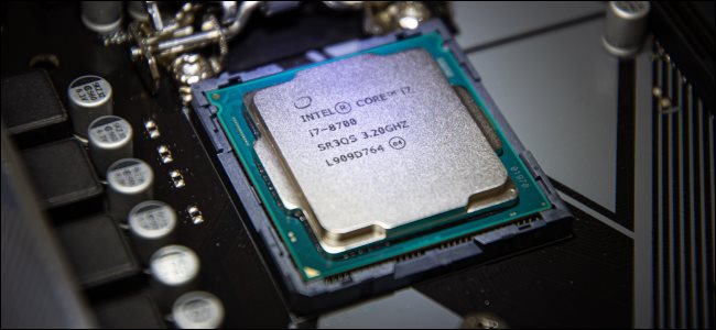 Una CPU en su zócalo de placa base sin un enfriador montado en la parte superior.
