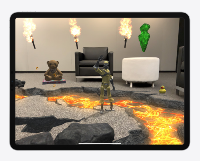 Juguetes, personajes y escenarios virtuales en una experiencia de RA en la sala de estar en iPad Pro.