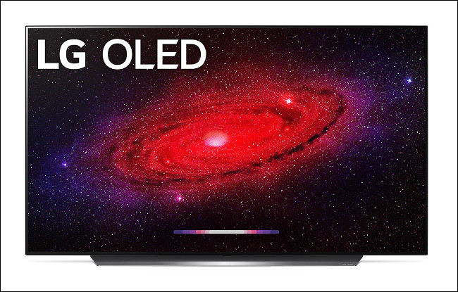 Un televisor insignia LG CX OLED 2020 que muestra una escena del espacio.