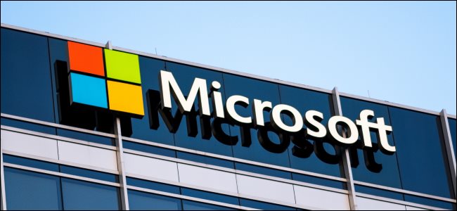 El logotipo de Microsoft en un edificio de oficinas