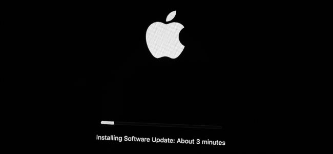 Una Mac que instala una actualización del sistema operativo.