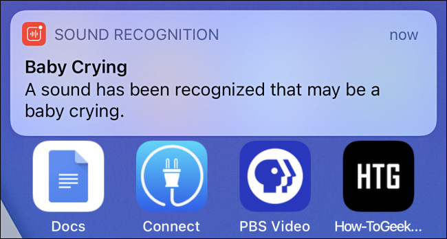 Una notificación de alerta de reconocimiento de sonido en el iPhone para un bebé que llora.