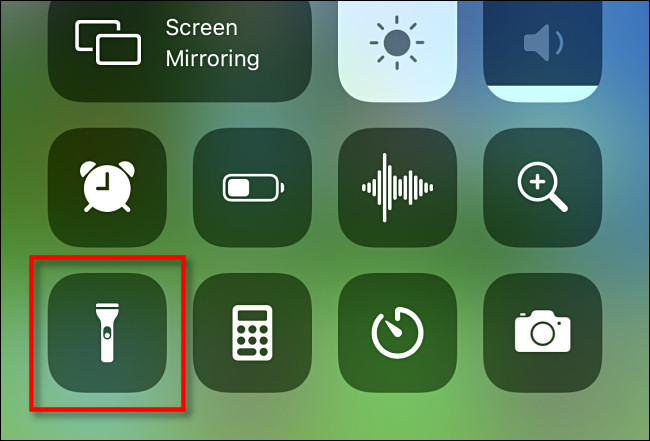 Toque el icono de la linterna en el Centro de control del iPhone para encenderlo.
