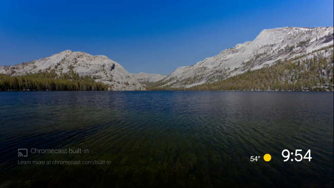 El protector de pantalla de Android TV predeterminado de un lago rodeado de montañas.