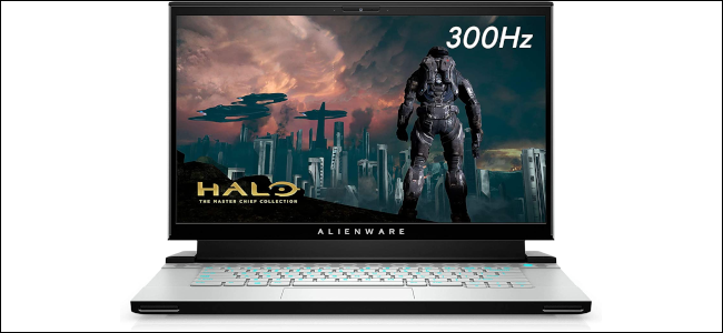 La computadora portátil para juegos Alienware m15 con una imagen de Halo mostrada en la pantalla.