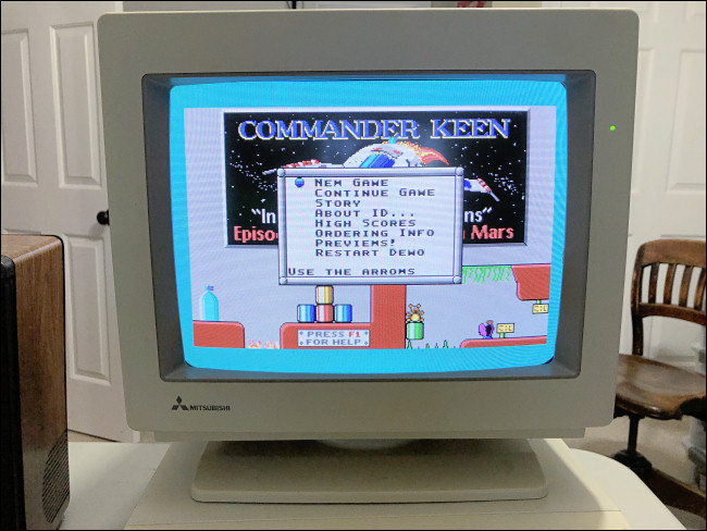 Un menú en "Commander Keen" en un monitor de PC antiguo.